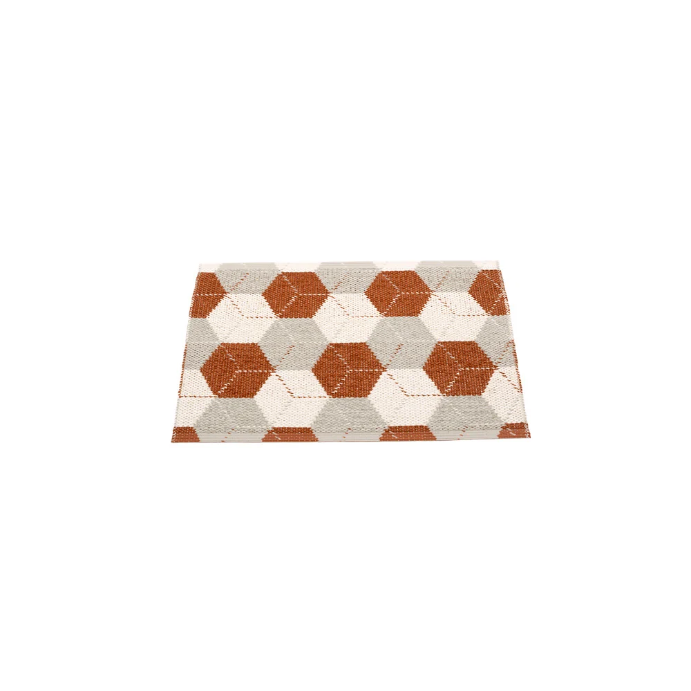 Pappelina Trip – Berry / Coral red / Vanilla – 70x50cm
